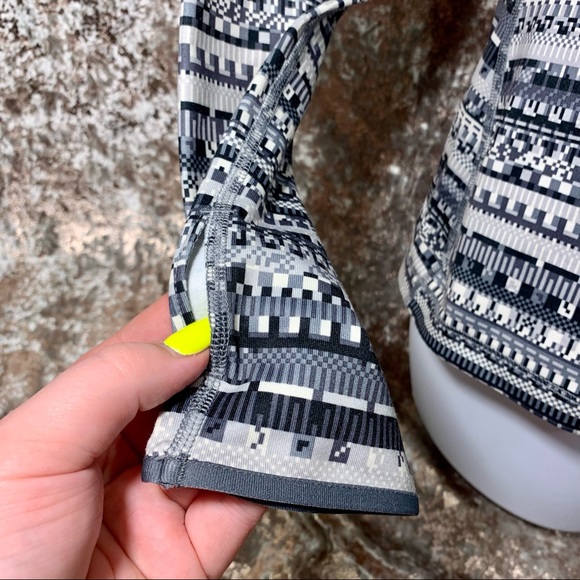 Nike Dri Fit 1/2 Zip Top - Picture 4 of 9